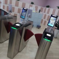 學(xué)校醫(yī)院車站健康碼人臉識(shí)別測(cè)溫閘機(jī)