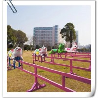 新款網(wǎng)紅無動力競賽小豬快跑親子騎小豬賽跑景區(qū)室外打卡游樂設(shè)備