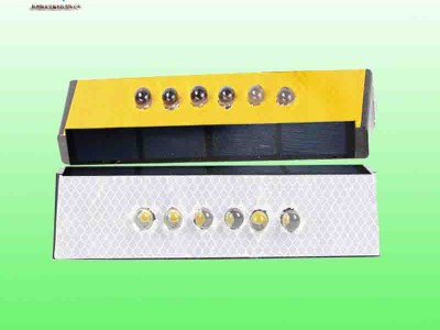 河南省護(hù)欄太陽能警示燈 長方形閃光輪廓標(biāo)價(jià)格