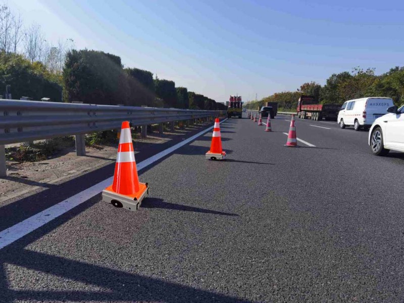 多功能封路路錐機(jī)器人 多功能封路路錐機(jī)器人