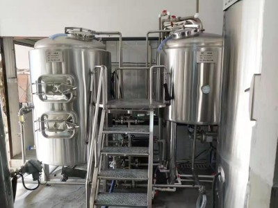 500升小型精釀啤酒設(shè)備釀造啤酒的設(shè)備